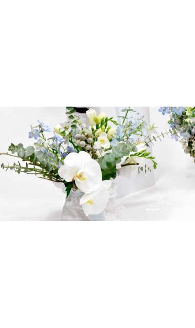 Decor cristelnita botez cu frezii si orhidee albe eucalipt si alte flori secundare 10
